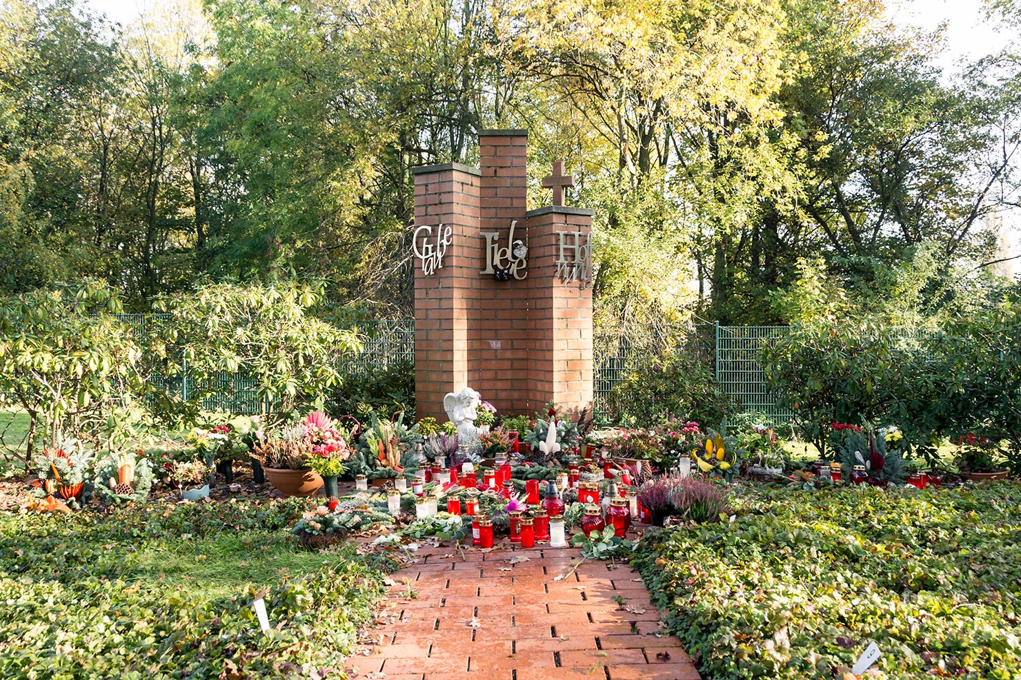 Evangelischer Friedhof an der Gnadenkirche der Kirchengemeinde Dellwig ...